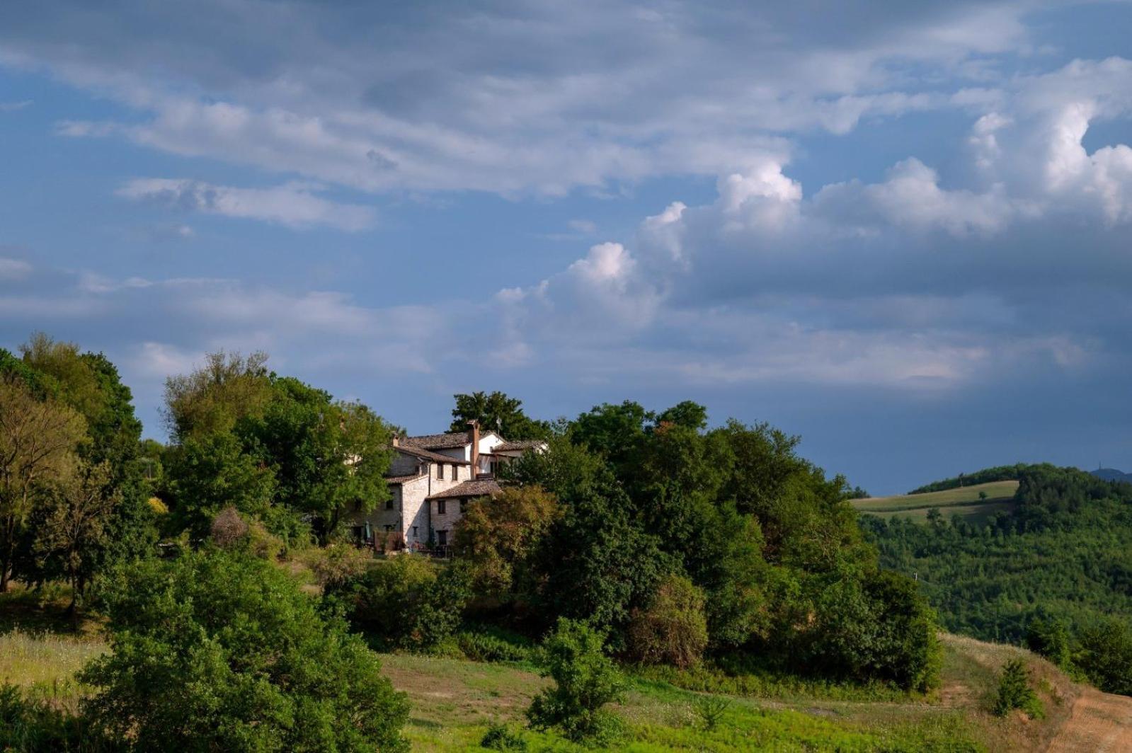 דירות קאלי Agriturismo Il Fienile Di Ca Battista מראה חיצוני תמונה